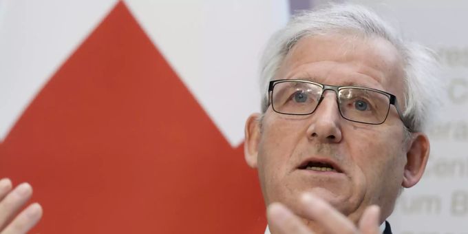 Der Ständeratspräsident, Hans Stöckli, wirft dem Bundesrat bei der Lockerung der Coronavirus-Massnahmen vor, sich im Mikromanagement verirrt zu haben. (Archivbild) ständeratspräsident