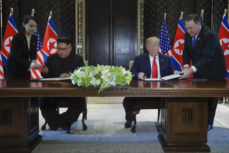 Kim Yo Jong assistiert ihrem Bruder 2018 bei der Unterzeichnung einer Erklärung mit US-Präsident Trump in Singapur.