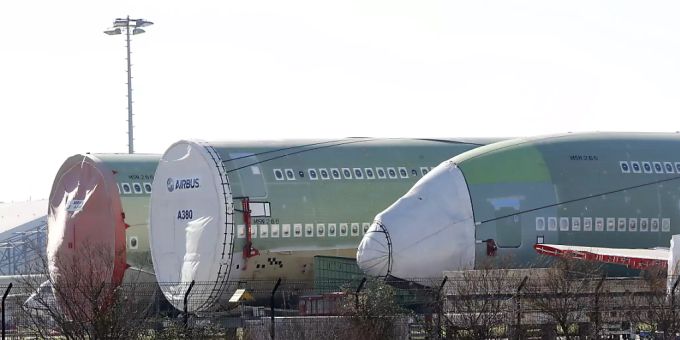 Der Flugzeughersteller Airbus stimmt seine Belegschaft auf drastische Sparmassnahmen ein. (Archivbild) Airbus Coronavirus