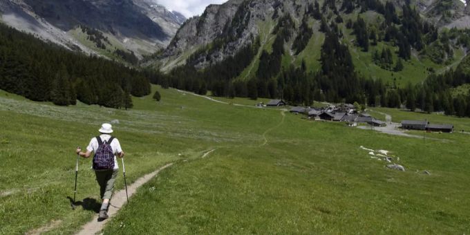 Eine Frau wandert in Solalex, Gryon im Kanton Waadt. (Symbolbild) pro natura