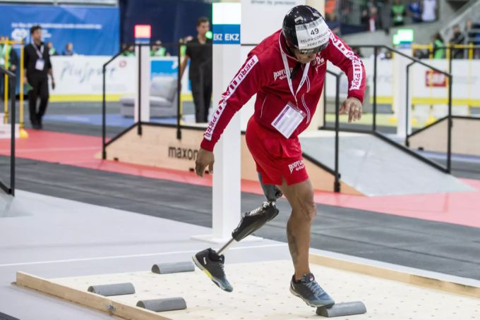 Ein Sportler mit einer Beinprothese. Solche Prothesen werden durch Spenden finanziert. Behindertensport Beinprothese durch Spenden