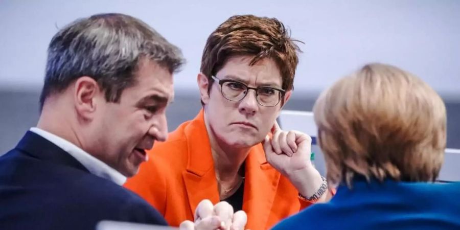 CSU-Chef Markus Söder zusammen mit Annegret Kramp-Karrenbauer und Bundeskanzlerin Angela Merkel. Foto: Michael Kappeler/dpa