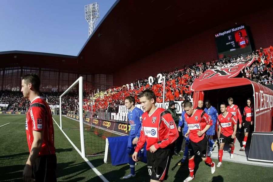 Die Spieler von Xamax laufen zum ersten Mal ins neuen Stadion ein.