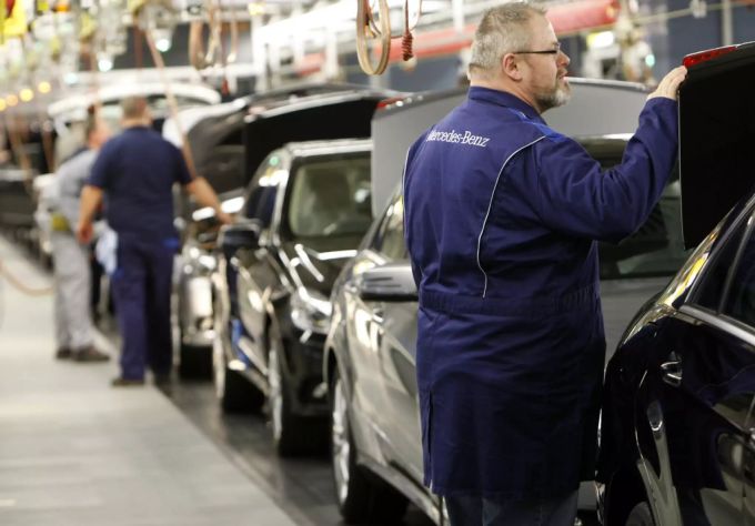 Ein Mitarbeiter der Daimler AG. Daimler