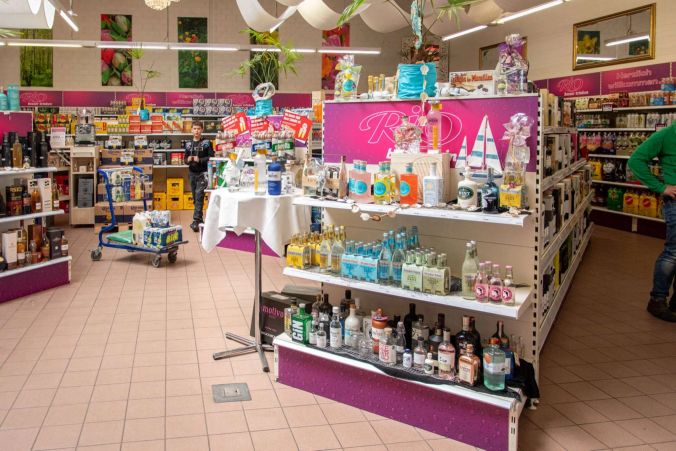 Sommer-Feeling: der Getränkemarkt begrüsst seine Kunden mit saisonaler Dekoration.