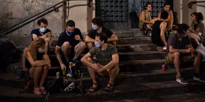 Junge Menschen versammeln sich nachts auf einem öffentlichen Platz im Stadtviertel Gracia. Die Gesundheitsbehörden in der nordöstlichen Region Kataloniens haben die vollständige Schliessung von Nachtclubs sowie die Schliessung von Bars und Restaurants in Barcelona bis Mitternacht angeordnet. Coronavirus