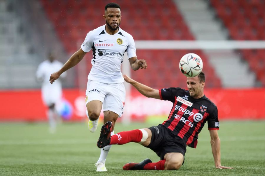 YBs Meschak Elia (l.) im Spiel gegen Neuchatel Xamax.