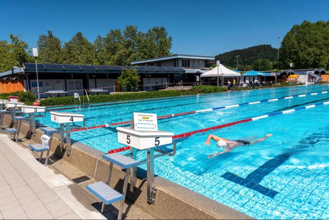 Zwei abgetrennte Bahnen für langsame (hinten) und schnelle SchwimmerInnen
