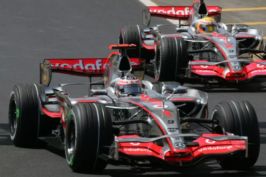 Zur Saison 2007 wechselt Alonso zu McLaren-Mercedes. Das Auto ist dominant – aber der teaminterne Kampf mit Lewis Hamilton kostet beide Piloten den Titel.