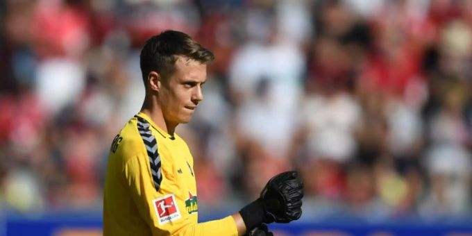 Offenbar begehrt in Europa: Freiburgs Keeper Alexander Schwolow. Foto: Patrick Seeger/dpa Offenbar begehrt in Europa: Freiburgs Keeper Alexander Schwolow. Foto: Patrick Seeger/dpa