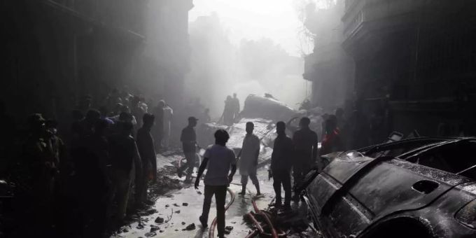 Islamabad/Karatschi - Überlebender schildert Absturz in Pakistan