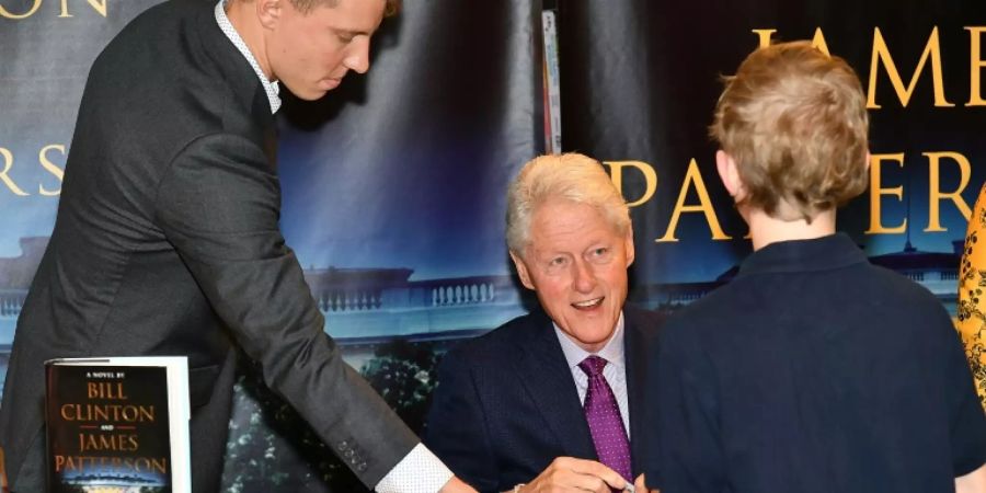 Bill Clinton beim Signieren seines ersten Krimis