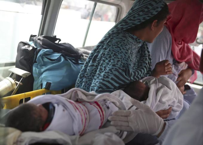 Babys werden mit einem Krankenwagen abtransportiert, nachdem bewaffnete Männer ein Entbindungskrankenhaus in Kabul, Afghanistan, angegriffen haben. kabul angriff krankenhaus