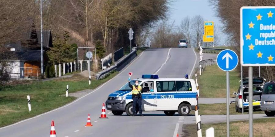 Polizisten an der Bundesstrasse 512 in der Nähe von Neuhaus am Inn an einer Kontrollstelle an der Grenze zu Österreich. Foto: Sven Hoppe/dpa