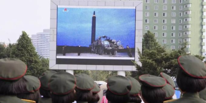 Menschen stehen am 30.08.2017 auf dem Platz vor dem Hauptbahnhof in Pjöngjang, um die Übertragung eines Raketentests zu beobachten. Foto: Kim Kwang Hyon/AP/dpa Menschen stehen am 30.08.2017 auf dem Platz vor dem Hauptbahnhof in Pjöngjang, um die Übertragung eines Raketentests zu beobachten. Foto: Kim Kwang Hyon/AP/dpa