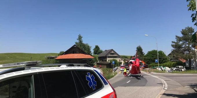 Fussgängerin von Auto erfasst und lebensbedrohlich verletzt.