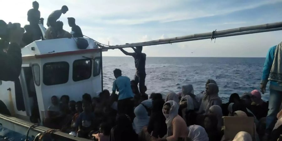 Rohingya-Flüchtlinge auf einem Boot vor der Küste Indonesiens