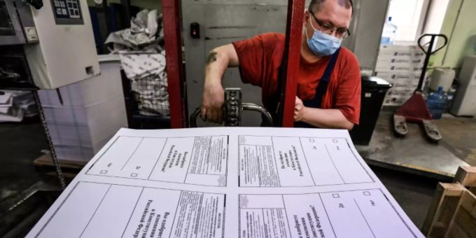 Stimmzettel in einer Druckerei nahe Moskau. moskau