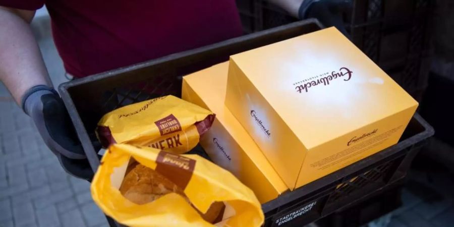 Bei der Stadtbäckerei Engelbrecht in Bremerhaven können sich Kunden die Ware auch per Paketdienst liefern lassen. Foto: Sina Schuldt/dpa