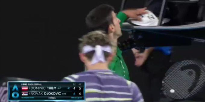 Novak Djokovic tätschelt den Fuss von Schiedsrichter Dumusois. Novak Djokovic