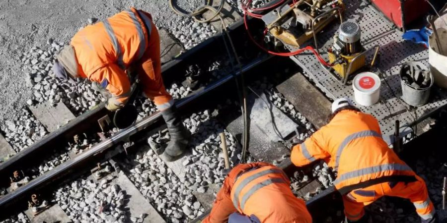Ein Bautrupp der Bahn repariert das Gleisbett. Foto: Roland Weihrauch/dpa