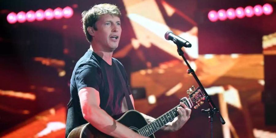 James Blunt singt in der Elbphilharmonie, aber ohne Publikum. Foto: Uli Deck/dpa