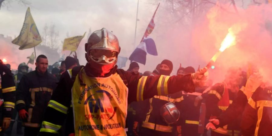 Feuerwehrleute demonstrieren in Paris