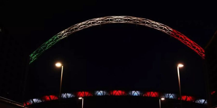 Solidarität mit Italien: Der Wembley-Bogen in London wird in den Farben der italienischen Flagge beleuchtet. Foto: Adam Davy/PA Wire/dpa