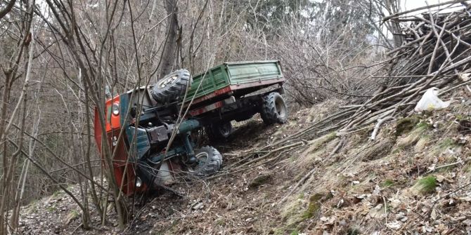 San Carlo: Landwirtschaftliches Fahrzeug überschlägt sich