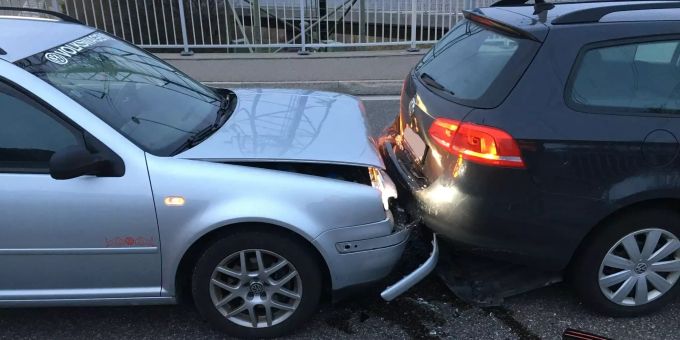 An den Fahrzeugen entstand Sachschaden. Verkehrsunfall