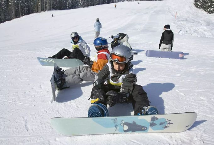 Im Kanton Fribourg führen Gemeinde und Schulen pro Winter rund 90 Skilager durch. (Symbolbild) Skifahren Schulfach