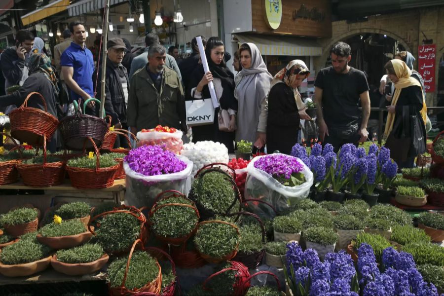 auch im Iran wird Das «Nowruz» Fest gefeiert, hier mit einem speziellen Bazaar in Teheran.