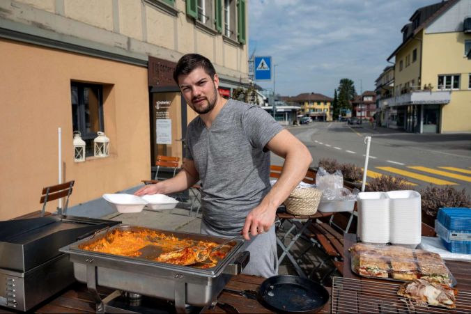 Osteria Inhaber Denny Napoletano bietet seinen Gästen das Mittagessen über die Gasse an