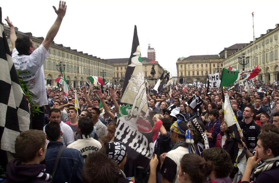 Fans von Juventus feiern 2003  den Meistertitel in der Stadt Turin.