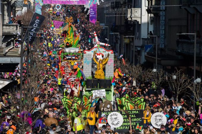 Eine Parade findet zur 157. Ausgabe des Fasnacht «Rabadan» in Bellinzona TI statt. Karneval in der Schweiz