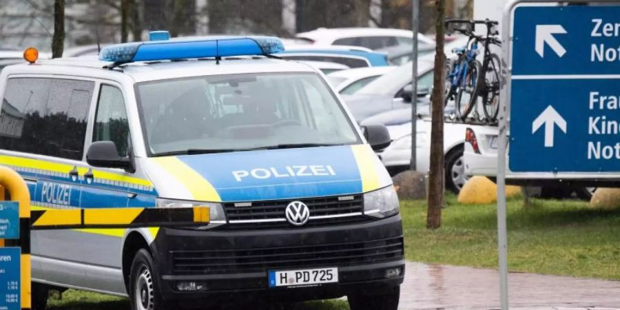 Polizei vor der Medizinischen Hochschule Hannover: Die Bewachung des mutmasslichen Clan-Mitglieds soll fast 900.000 Euro gekostet haben. Foto: Julian Stratenschulte/dpa
