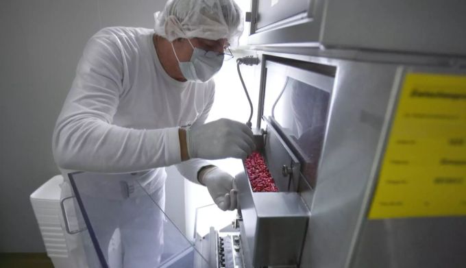 Ein Pharmazeut bei der Medikamentenherstellung. (Symbolbild) Remdesivir Coronavirus Medikament