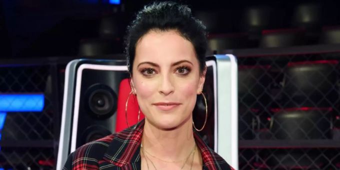 Stefanie Kloss musste sich zum Singen in den Kleiderschrank verkriechen. the masked singer black mamba