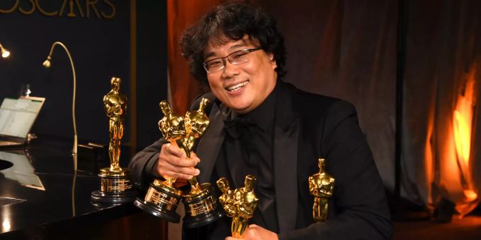 Bong Joon-ho zeigt die erhaltene Oscars an den Academy Awards für seinen Film «Parasite» in den Kategorien «Beste Regie»,«Bestes Originaldrehbuch», «Bester Film» und «Bester fremdsprachiger Fil» (Auslands-Oscar) beim Gouverneursball nach der Oscar-Verleihung im Dolby Theatre. Oscars Academy Awards
