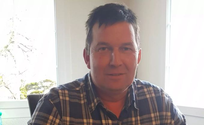 Bauer Peter Christen fühlt sich nach dem Wolfs-Angriff machtlos. Peter Christen Schafe Wolf
