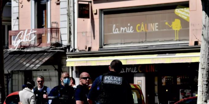 Polizisten nach der Messerattacke in Romans-sur-Isère. frankreich