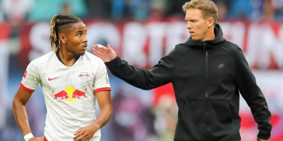 Begrüssen sich auf Bayrisch: Leipzig-Coach Julian Nagelsmann (r) und Christopher Nkunku. Foto: Jan Woitas/dpa-Zentralbild/dpa