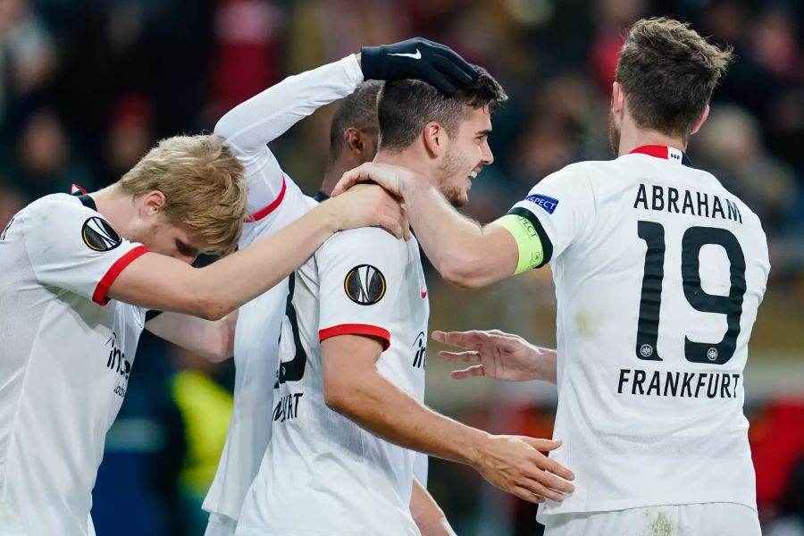 Mann des Abends: Frankfurts Doppeltorschütze Andre Silva (m.).