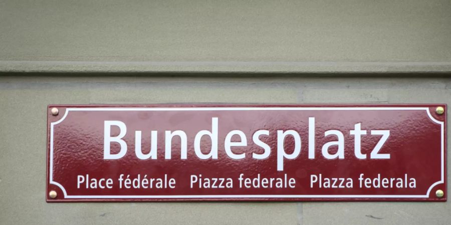 Eins der vier neuen Strassenschilder am Bundesplatz.