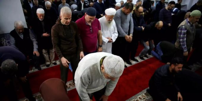 Muslimische Gläubige in einer Moschee in Hanau Muslimische Gläubige in einer Moschee in Hanau