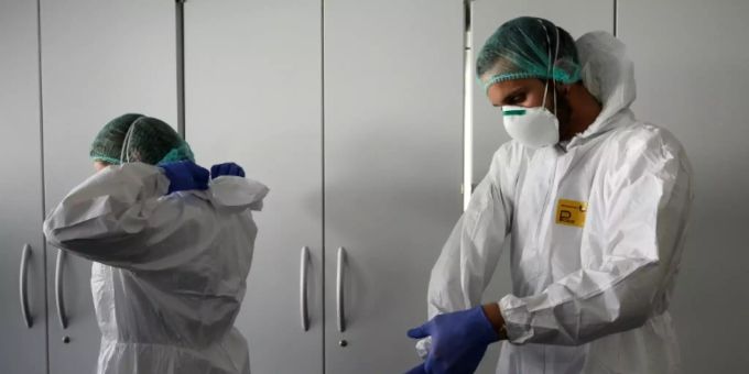 Krankenhauspersonal mit Schutzausrüstung Krankenhauspersonal mit Schutzausrüstung