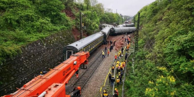 Chenzhou - Ein Toter und 127 Verletzte bei Zugunglück in China