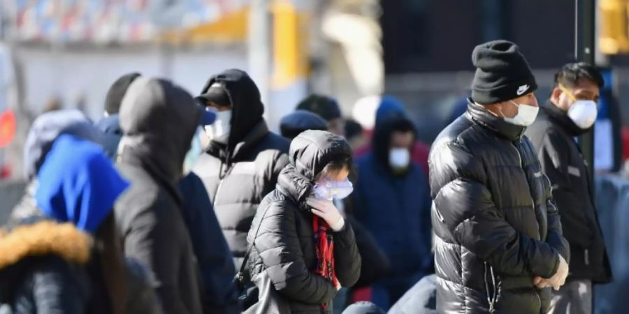 New Yorker stehen Schlange für Coronavirus-Test