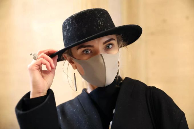 Gesichtsmasken waren an der diesjährigen London Fashion Show ein Modeaccesoire. london fashion show