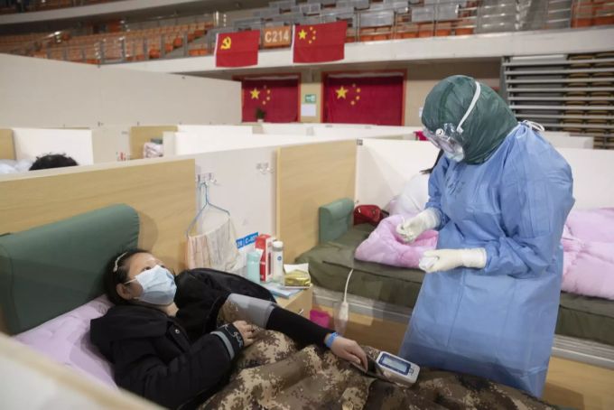 Medizinisches Personal betreut eine am Coronavirus erkrankte Person in einem Spital in Wuhan. Coronavirus